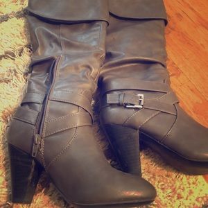 Adorable grey heeled boots